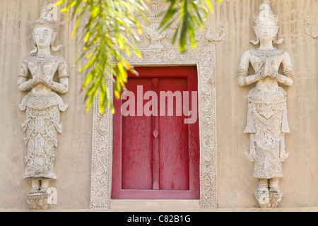 Dettagli di un piccolo tempio buddista di Wat Phra Singh cortile del tempio, Chiang Mai, Thailandia Foto Stock