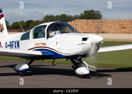 Grumman American AA-5B Tiger G-BFXW rullaggio lungo il taxi-via a Breighton Airfield Foto Stock