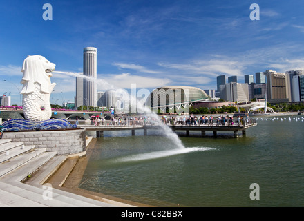 La statua Merlion e Marina Bay, Singapore Foto Stock