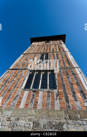 Il graticcio torre (c.1500AD) infilled con mattoni di Santa Maria Vergine Chiesa a Upleadon, Gloucestershire, England, Regno Unito Foto Stock