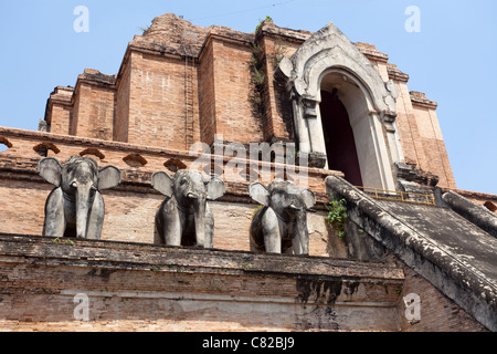 Ingresso e statua di elefante in Wat Chedi Luang khmer vecchio tempio buddista in Chiang Mai Thailandia Foto Stock