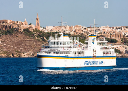 Canale di Gozo linea, lasciando al porto di Mgarr, Gozo Foto Stock