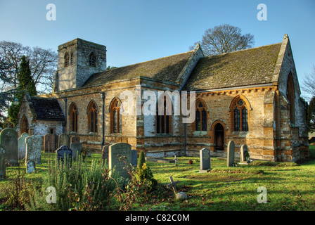 La chiesa di Tutti i Santi nel villaggio di Pitsford, Northamptonshire, lapidi in primo piano. Foto Stock