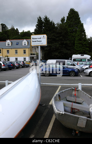 Barche in riservato parcheggio barca baie in traghetto auto park, Fowey , Cornovaglia , Inghilterra Foto Stock