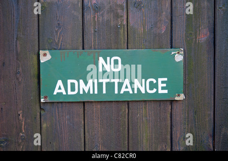 Nessun segno di ammettenza sulla porta di legno, Glenfield Lodge Country Park, Charnwood Forest, Leicestershire, England, Regno Unito Foto Stock