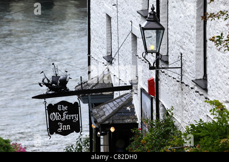 The Old Ferry Inn, River Fowey in background, Bodinnick, vicino a Fowey, Cornovaglia, Inghilterra Foto Stock