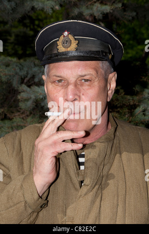 Uomo in rosso uniforme militare durante la Giornata della vittoria festeggiamenti presso il Parco della Vittoria a Mosca, Russia Foto Stock