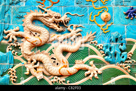 La parete Nine-Dragon al parco Beihai, Pechino, Cina. Il muro è stato costruito nel 1756 CE Foto Stock