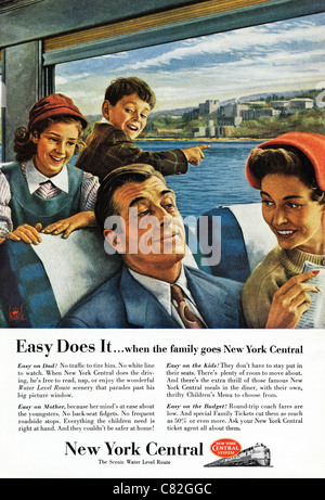 American annuncio rivista 1954 circa pubblicità viaggi in famiglia sul NEW YORK central railway Foto Stock