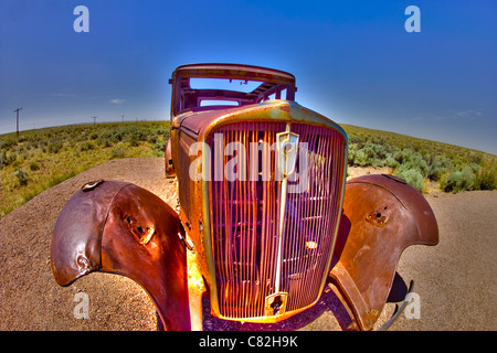 Un 1932 Studebaker, server come un monumento a chi ha guidato in California per sfuggire la vaschetta della polvere del 1930 NEGLI STATI UNITI. Foto Stock