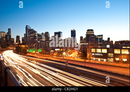 Immagine retrò dello skyline del centro di Seattle con traffico della i-5 con strisce chiare dell'auto Foto Stock
