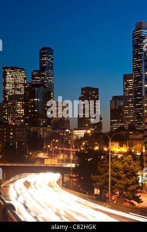 Immagine retrò dello skyline del centro di Seattle con traffico della i-5 con strisce chiare dell'auto Foto Stock
