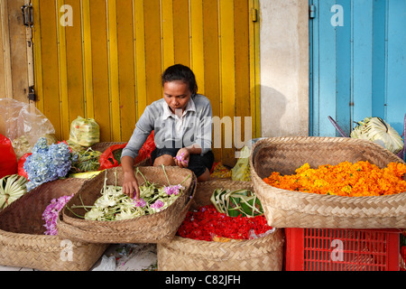 Donna Balinese facendo offerte di vendere in Ubud mercati tradizionali. Ubud, Bali, Indonesia Foto Stock
