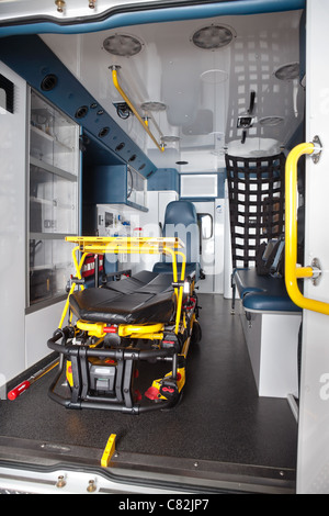 Dettaglio di un vuoto interiore di ambulanza con barella Foto Stock