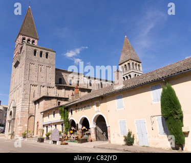 Abbazia di Saint Philibert in riverside città di Tournus, Borgogna Foto Stock