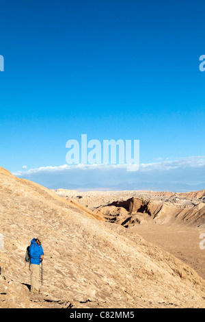 Escursionista nella Valle della Luna, il Deserto di Atacama, Cile Foto Stock