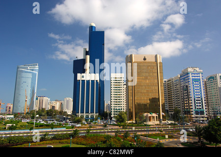 Alta rising edifici nel centro della città di Abu Dhabi, Emirati Arabi Uniti Foto Stock