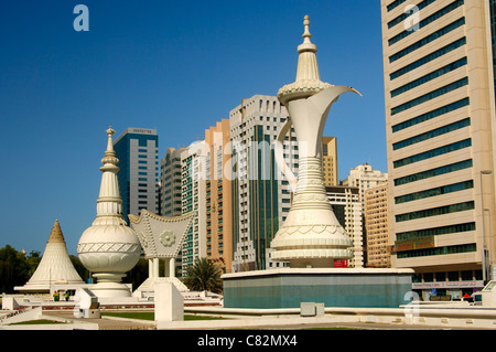 Sculture giganti come simboli di tradizione araba e ospitalità sulla piazza Ittihad, Abu Dhabi, Emirati Arabi Uniti Foto Stock