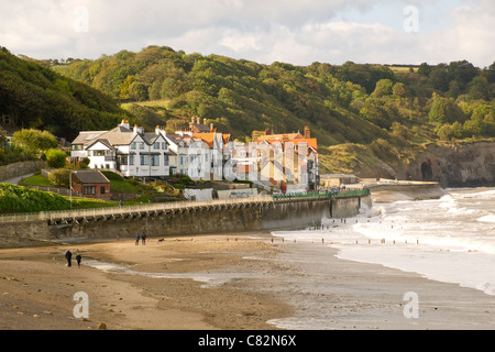 Persone che esercitano i loro cani in autunno il sole sulla spiaggia a Sandsend vicino a Whitby North Yorkshire Foto Stock