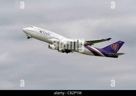 Thai Airways International Boeing 747-400 arrampicata alla partenza Foto Stock