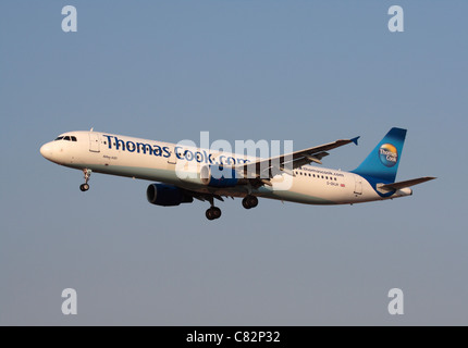 Thomas Cook Airlines Airbus A321 sull approccio contro un cielo blu chiaro Foto Stock
