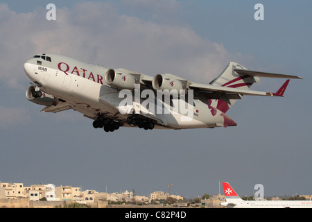 Qatar Emiri Air Force Boeing C-17A Globemaster III aerei da trasporto pesanti militari a reazione in partenza Foto Stock