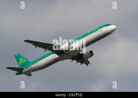 Commerciale viaggi dell'aria. Aer Lingus Airbus A321 jet del passeggero aereo a decollo Foto Stock