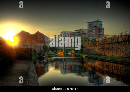 Leeds e Liverpool canal al tramonto in Leeds City Centre Foto Stock