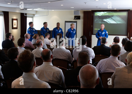 Gli astronauti che hanno volato l'ultimo mai scoperta dello Space Shuttle parlare di missione per Coutts client durante un tour di buona volontà del Regno Unito Foto Stock