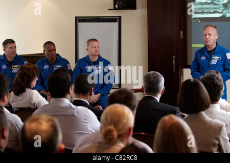 Gli astronauti che hanno volato l'ultimo mai scoperta dello Space Shuttle parlare di missione per Coutts client durante un tour di buona volontà del Regno Unito Foto Stock