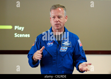 Gli astronauti che hanno volato l'ultimo mai scoperta dello Space Shuttle parlare di missione per Coutts client durante un tour di buona volontà del Regno Unito Foto Stock