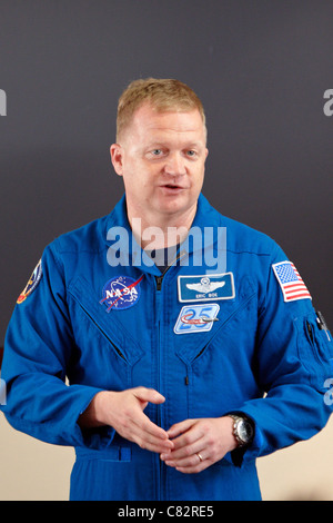 Gli astronauti che hanno volato l'ultimo mai scoperta dello Space Shuttle parlare di missione per Coutts client durante un tour di buona volontà del Regno Unito Foto Stock