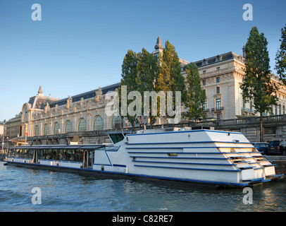 Banchine del Fiume Senna e il Museo d' Orsay a Parigi, Francia. Foto Stock