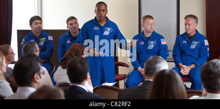 Gli astronauti che hanno volato l'ultimo mai scoperta dello Space Shuttle parlare di missione per Coutts client durante un tour di buona volontà del Regno Unito Foto Stock