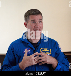 Gli astronauti che hanno volato l'ultimo mai scoperta dello Space Shuttle parlare di missione per Coutts client durante un tour di buona volontà del Regno Unito Foto Stock