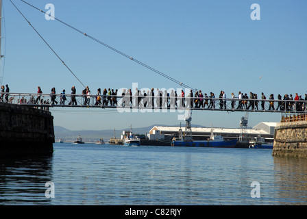 Persone attraversando a piedi il Ponte Girevole, V&A Waterfront, Città del Capo, Western Cape, Sud Africa Foto Stock