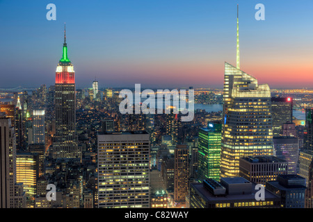 Vista guardando a sud al tramonto dalla cima della Roccia tra cui l'Empire State Building e Bank of America Tower a New York City. Foto Stock