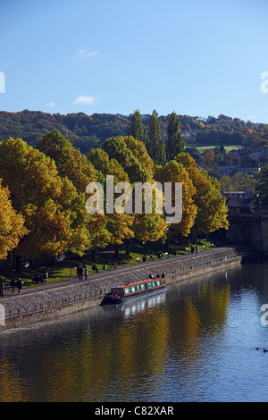 Colore di autunno lungo il fiume Avon a Bath, N.E. Il Somerset, Inghilterra, Regno Unito Foto Stock