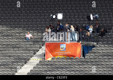 Media di trasmissione preparati allo Stadio Olimpico di Berlino in Germania alla vigilia del 2011 Coppa del Mondo Donne torneo di calcio. Foto Stock