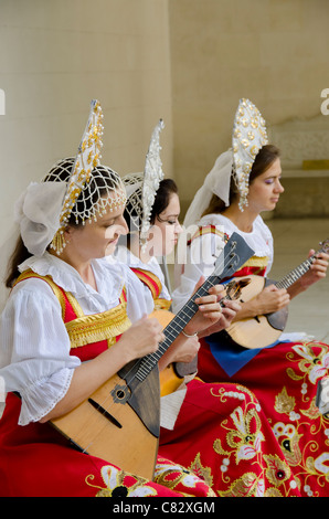 Ucraina, Yalta, Palazzo di Livadia. Ucraino spettacolo folcloristico. Le donne in costumi tradizionali giocando balalaika russa & liuti. Foto Stock