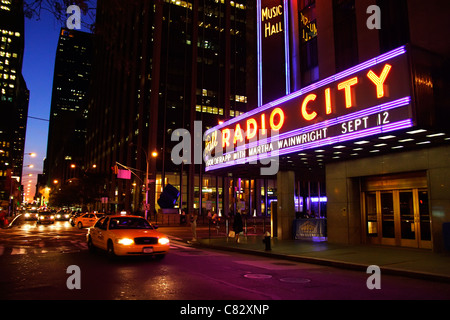 Il Radio City Hall edificio del Rockefeller Center nel centro di Manhattan (New York City). Foto Stock