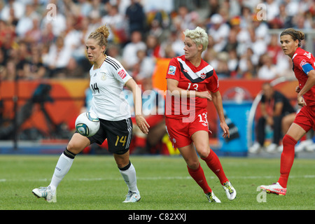 Kim Kulig della Germania (14) in azione contro Sophie Schmidt del Canada (13) durante la partita di apertura del 2011 Coppa del Mondo Femminile Foto Stock