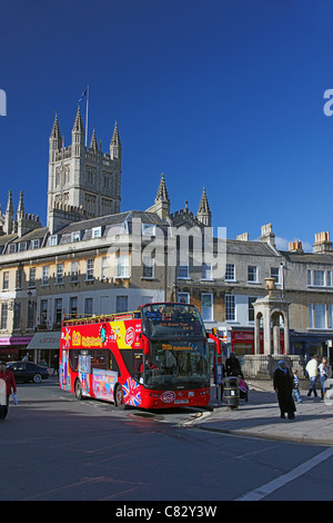 A sommità aperta bus tour in bagno, N.E. Il Somerset, Inghilterra, Regno Unito Foto Stock