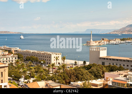 Vista di stretto di Messina, Messina, Sicilia, Italia Foto Stock