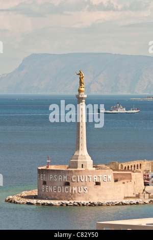 La colonna votiva all'entrata del porto di Messina, Messina, Sicilia, Italia Foto Stock