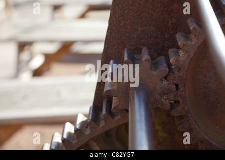 Rusty denti su una vecchia imbarcazione di verricello Foto Stock