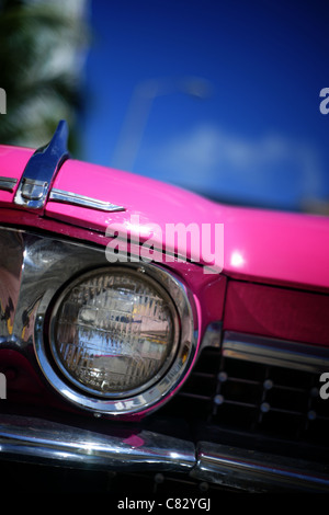 Dettaglio del faro da una cadilac rosa Foto Stock