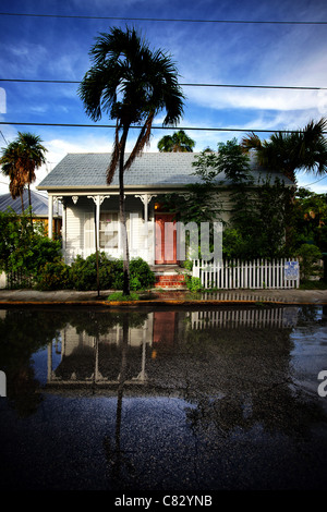 Key West house con la riflessione sulla strada dopo la pioggia Foto Stock