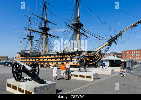 I turisti di fronte a Lord Nelson nave ammiraglia HMS Victory a Portsmouth Historic Dockyard, Portsmouth, Hampshire, Inghilterra, Regno Unito Foto Stock