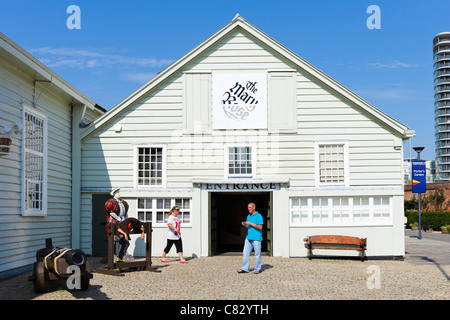 I turisti al di fuori della Mary Rose Museum di Portsmouth Historic Dockyard, Portsmouth, Hampshire, Inghilterra, Regno Unito Foto Stock